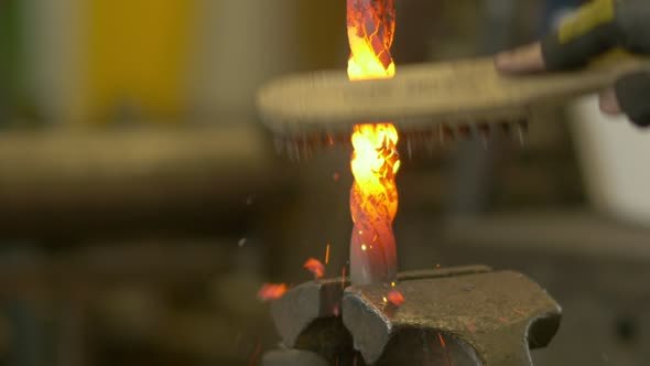 Twisting of Hot Metal alt