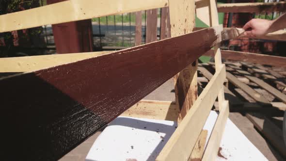 Painting wood in the home garden alt