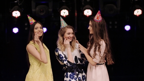  Group Of Friends With Glasses Of Champagne In a Nightclub Celebrating Birthday alt