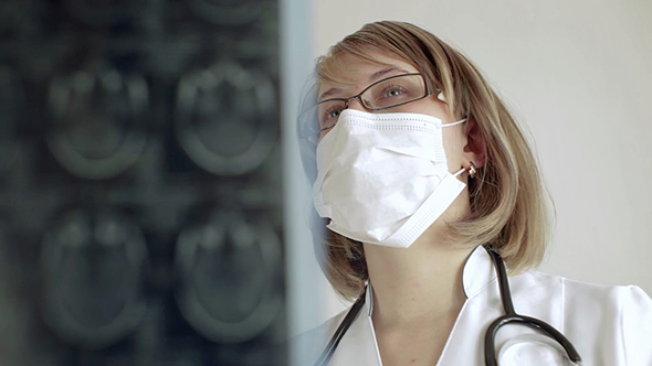 Doctor Examine X-Ray alt