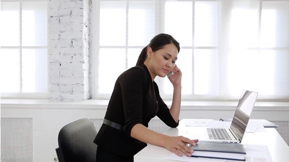 Businesswoman Speaks on the Phone alt