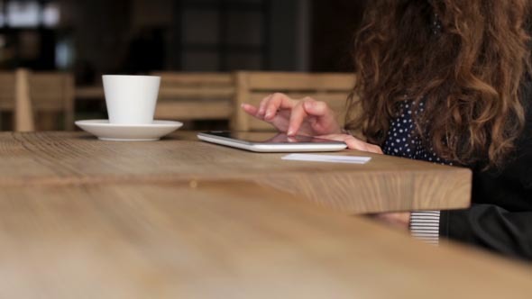 Business Woman is Using a Tablet and Credit Card alt