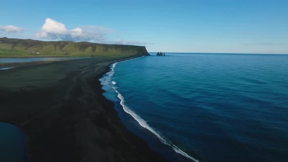 Iceland Black Sand Beach with Huge Waves at Reynisfjara Vik alt