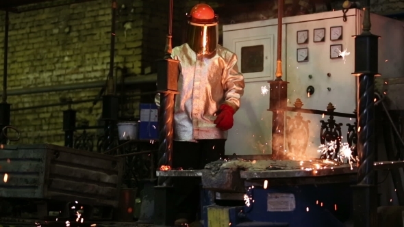 Pouring Of Molten Iron alt