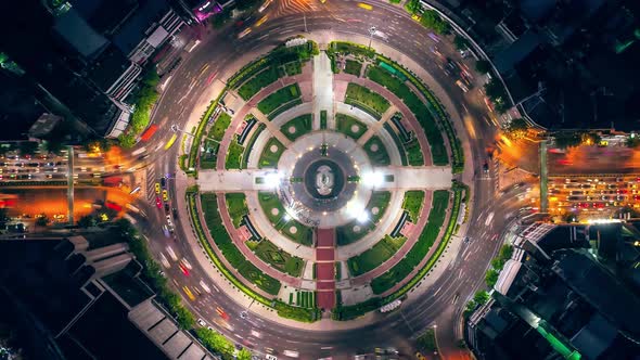Aerial view of traffic circle at night, Bangkok alt