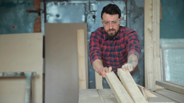 The Man Sawed a Board In Half On a Circular Saw alt