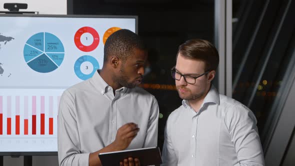 Entrepreneurs businessmen discussing a new business project in a digital tablet alt