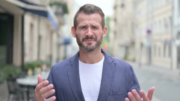 Outdoor Portrait of Upset Man Reacting to Failure Outdoor alt