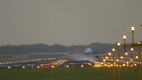 Airplane Landing with a Crosswind alt