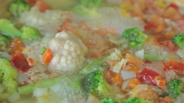 Stewing Vegetables In a Wok alt