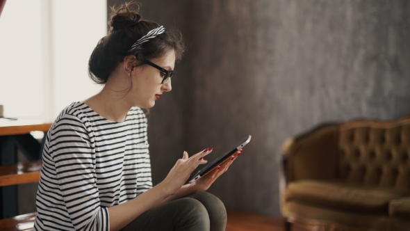 Smiling Young Women Using Digital Tablet In The Office alt