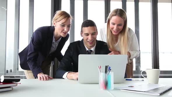 Young Manager And Two Businesswoman With Laptop In Office alt