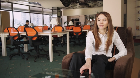 Young Woman  At The Office Speaking On The Phone And Smile alt