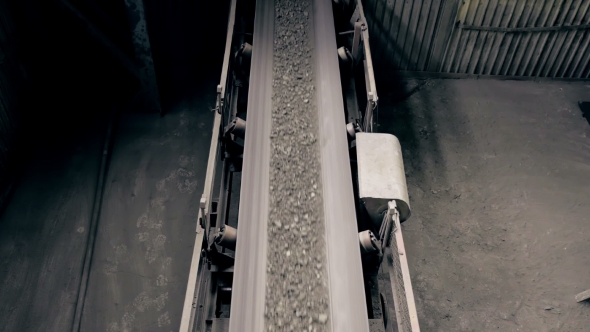Ore Move On Conveyor In Modern Processing Plant alt