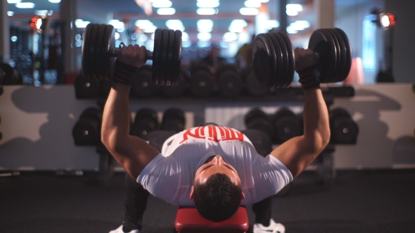 Men Shakes Biceps  alt