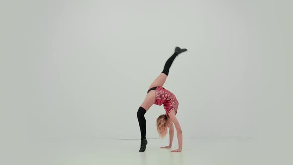 A Charming Cheerleader Demonstrates Her Stretch Does a Vertical Split and Bends in Her Back alt