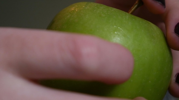 Green Apple In Female Hands alt