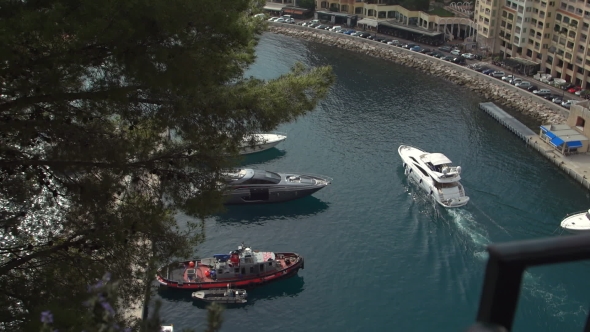 The Boat Floats On The Waterhouse alt