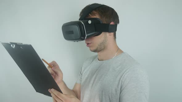 Freelancer Uses A Modern Helmet Of Virtual Reality