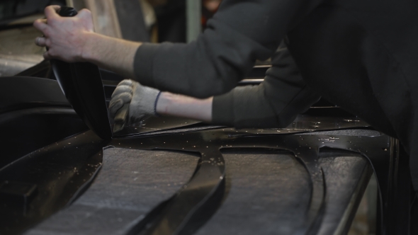 Wizard Carves Plastic Parts From a Sheet alt