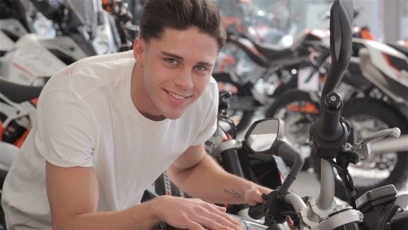 Man Comes Up To Motorbike alt