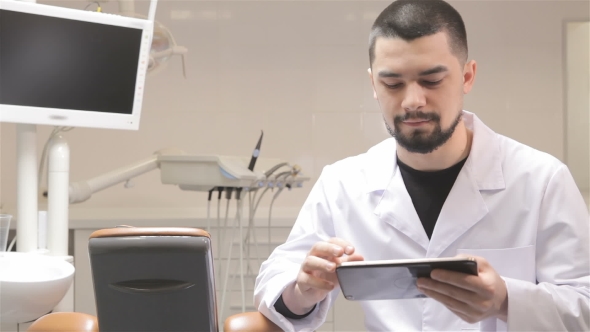 Dentist Uses Tablet In His Cabinet alt