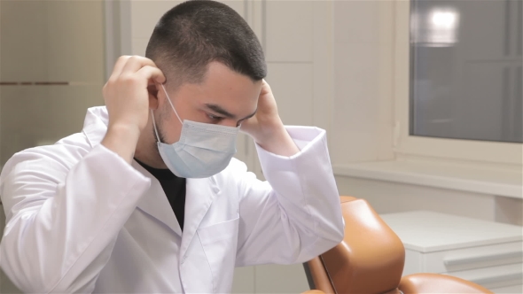 Dentist Wears The Medical Mask alt