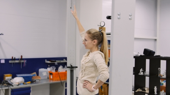 Young Woman Come To Make a 3D Scan Of Her Own In Research Lab