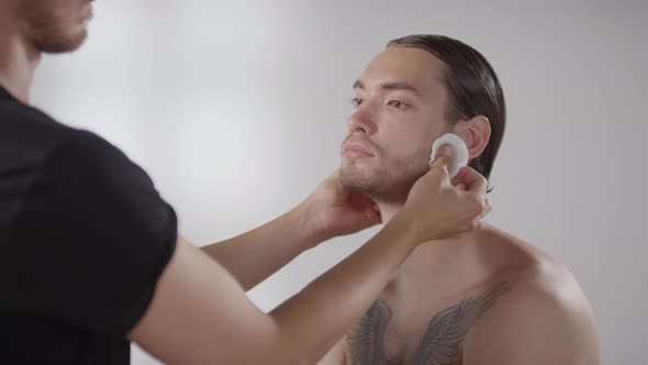 Make-Up Artist Cleaning Models Skin alt