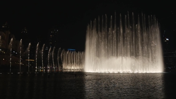 Singing Fountains In Dubai At Night alt