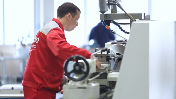 Work on the Plant at the Machine alt