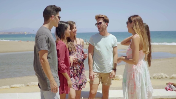 Group Of Six Young People Relaxing On Holiday alt