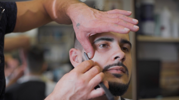 Professional Barber Uses a Straight Razor To Make The Beard Trend alt