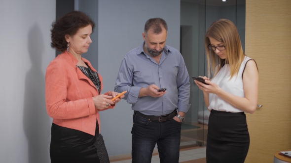 Smart Phones And Social Networking Sites Have Replaced The Live Communication alt