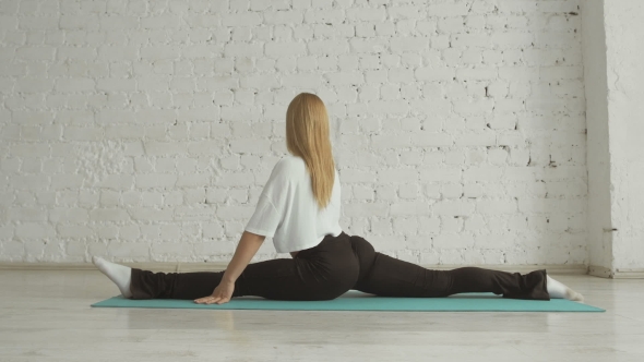 Young Attractive Female Fitness Woman Doing The Splits, Healthy Lifestyle alt