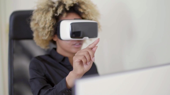 Woman Using 3D Virtual Reality Headset alt