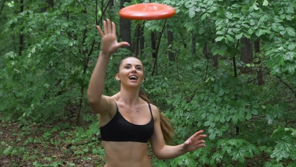 Young Woman Outdoor Catching a Frisbee alt