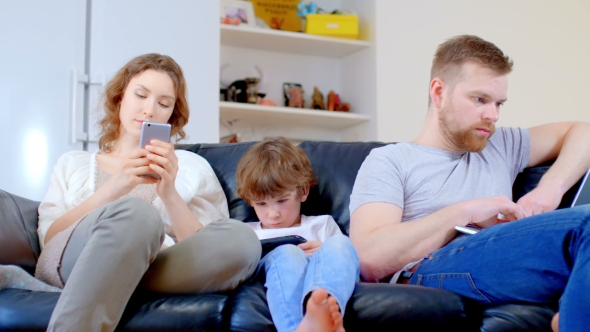 Family Uses Gadgets And Does Not Communicate alt