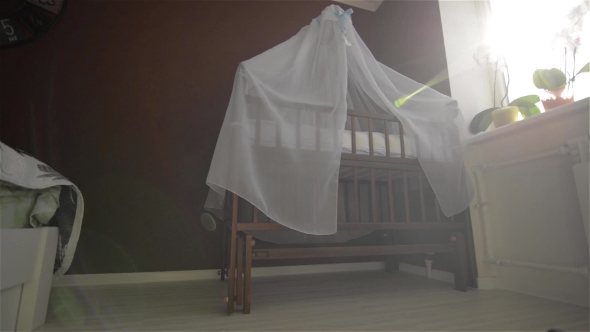 Training Room For The Newborn, Cot alt