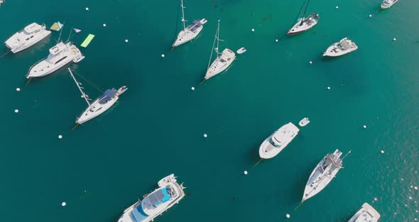 Aerial Shot of Boats on Sparkling Ocean Water, Drone Perspective of Boats in Turquoise Blue Harbor a alt