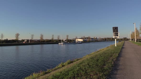 cargo ship going towards the Strépy-Thieu boat lift on the Belgium centrumchannel alt