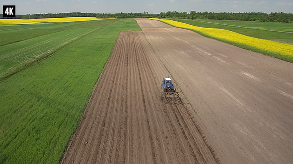 Tractor In The Field alt