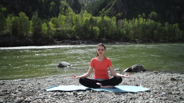Young Woman Is Practicing Yoga At Mountain Lake alt
