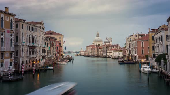 Time lapse of Venice Grand Canal skyline in Italy alt