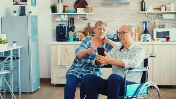 Senior Couple Surfing Online alt