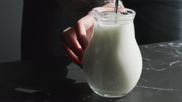 Beat the Milk in a Mug Using a Frother alt