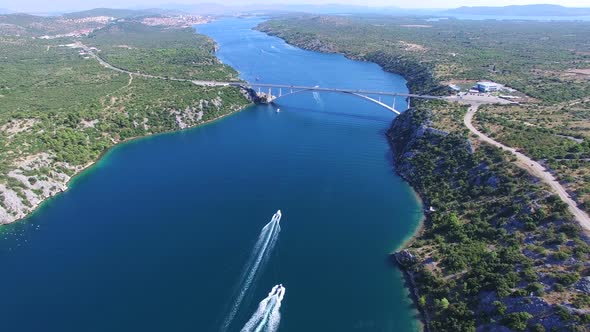Aerial view of speedboats approaching bridge over dalmatian canal, Croatia alt