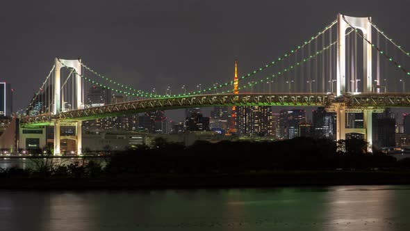 Timelapse Famous Tokyo Rainbow Bridge with Driving Cars alt