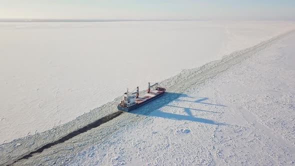 Cargo Ship in the Sea in Winter alt