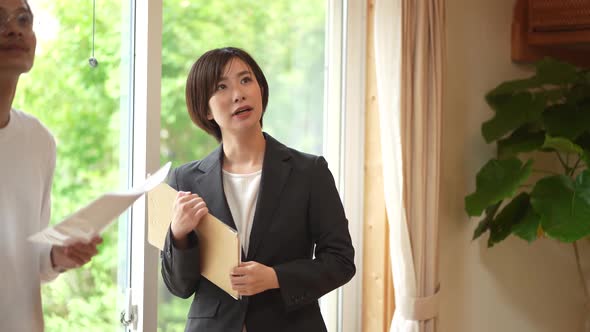 A female employee who guides the property alt